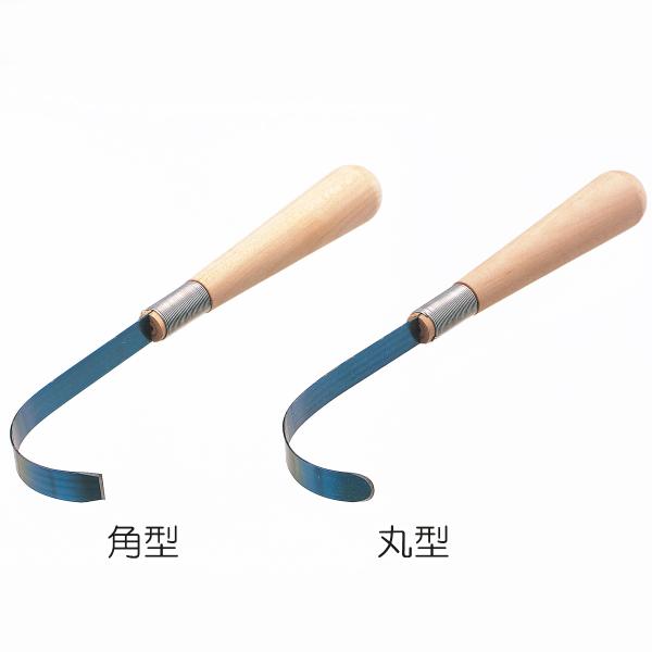 全長：185mm材質：リボン鋼生乾きの表面を破線状に削って文様を施すための道具です。回転している素地に弾力性のある飛び鉋(かんな)をあてると、飛び飛びに素地の表面が削られます。