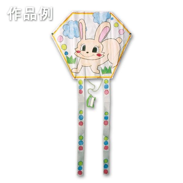 完成サイズ：縦695×横530mm材質：不織布製重さ：約25g 付属品：たこ糸(約50m)、しっぽシート(長さ約80cm・シール付)2枚クレヨンやマーカーで着色できる不織布製の凧です。組立済みなので、絵を描いたらしっぽシートを付けて、すぐに...