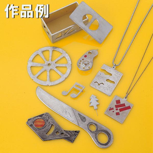 セット内容：ピューター・インゴット約60g、鋳型用ペーパー2mm厚黄ボール紙・コルクシート(サイズ： 80×130mm)各1枚、白ボール紙(サイズ： 80×130mm)4枚、説明書付ピューターインゴット成分：錫約91% 銅約2％ アンチモン...