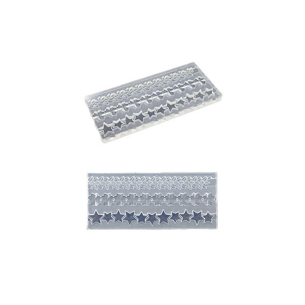 素材：ソフトシリコーンゴムサイズ：約37×85×厚み5mmリングが作れる透明型のシリコンモールドです。透明型なので、粘土の詰め具合も確認しやすく、作品の完成度が高まります。このモールドでは、模様の入っていない方から銀粘土を取り出すことで最大...