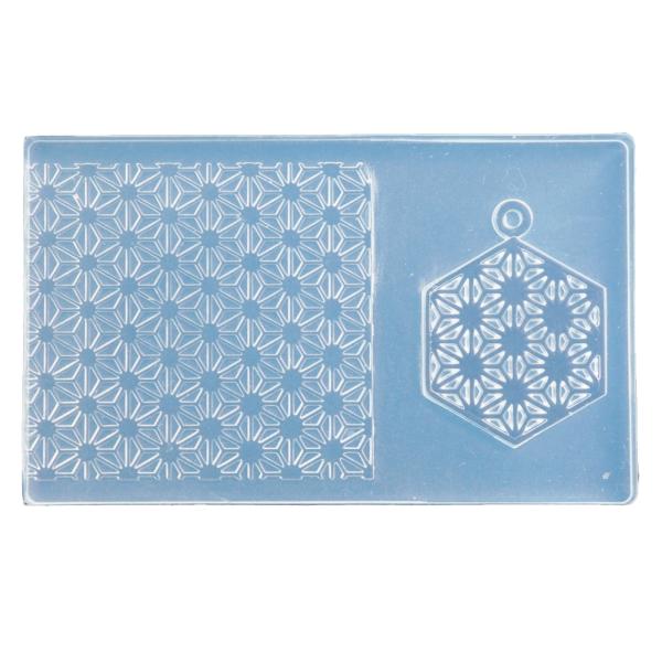 素材：ソフトシリコーンゴムサイズ：約47×78mm 厚み約7mm型取りができる素材：銀粘土・純銀粘土・UV樹脂など緻密な模様が魅力的な和柄が作れる透明型のシリコンモールドです。リング、ペンダント、そして自由に模様を転写できるフリーエリアが魅...