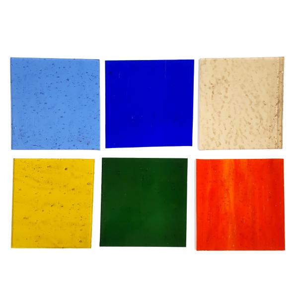 サイズ：約100×100mm前後の不定形 6枚厚さ：約3.1mm前後膨張係数：90赤、緑、青系2色、アンバー系2色ステンドグラスの小さなセットで、ガラスモザイクやフレスコモザイクに利用したり、ステンドグラスの小品を作ったりできます。※写真と...