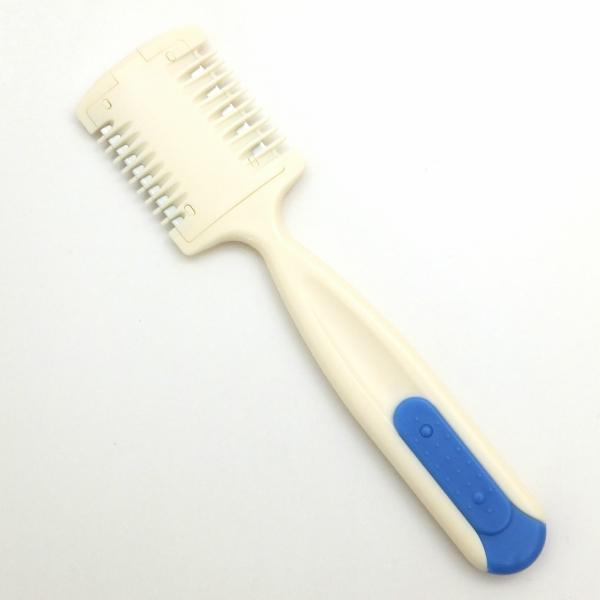 ２段階調節で切る、薄くすることができるヘアカッターです。頭髪だけでなく、腕や足の毛を短く、少なくして自然な感じに薄くスキ取ります。刃体がお肌に直接当たりにくい安心設計です。くしの長い方はスキ取り機能、短い方はカット機能、用途に合わせてご使用...