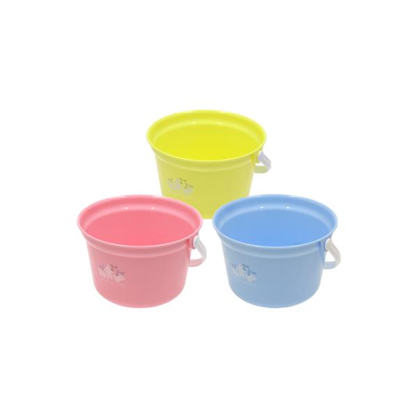 子供用のバケツです。お子さまが使いやすい小さめサイズです。水遊びや砂場遊びでお使いいただけます。※色の指定はできません●サイズ（約）・直径１９０×高さ１２４ｍｍ（持ち手含まず）●容量（約）・２．２Ｌ●耐熱１２０度／耐冷−２０度●原料樹脂・ポ...