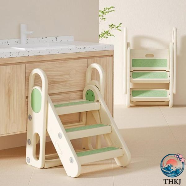 【安全素材・滑り止め】子供用折りたたみステップスツールは、耐久性に優れた安全素材で作られており、しっかりとした質感を持っています。滑り止めの足と頑丈な構造で、小さなお子様でも安心してお使いいただけるように様々な工夫をしています。【ハンドル付...