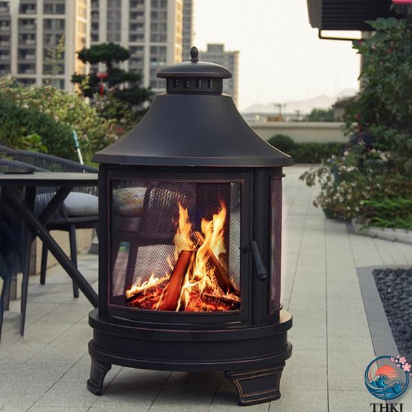 【2in1 屋外ファイヤーピット グリル付き】バーベキューグリルとしても機能するこのファイヤーピットで屋外での集まりを盛り上げましょう。一年中お使いいただけます。機能的な煙突を追加すると、見た目が美しくなるだけでなく、屋外での調理も最適にな...