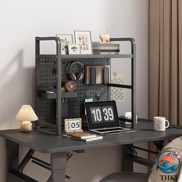 『デスクトップ収納・ディスプレイラック』この金属製ペグボードは、本、事務用品、学用品、フォトフレーム、ゲーム、装飾、雑貨、キッチン用品、スパイスなどを整理できます。パーティション収納、穴あきボード収納、デスクトップ収納など、複数の収納スペー...