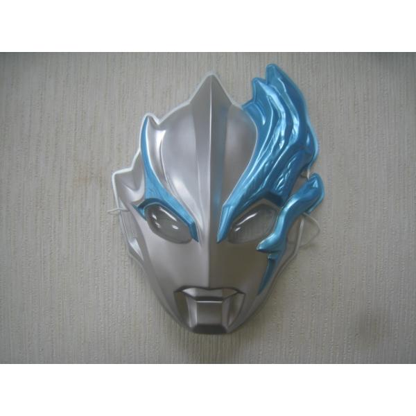 お祭りや縁日で販売されているキャラクターお面です。お子様の変身ごっこやヒーロー・ヒロイン遊びに大活躍！また飾りとしてお好きなキャラをお部屋に飾って楽しく彩ってみてはいかがでしょうか？