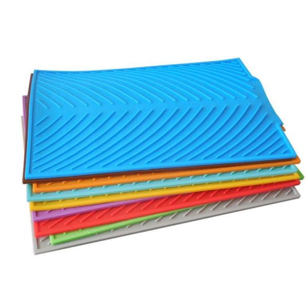 【商品詳細】サイズ/約幅38×奥行24.5×高さ0.5cm内容量/1個（カラーお選びください）材質/シリコーン カラー/ブラック、グレー備考/耐熱温度：240度 耐冷温度：-40度耐熱効果もあるので、鍋敷きにもつかえます。 サット洗えるので...