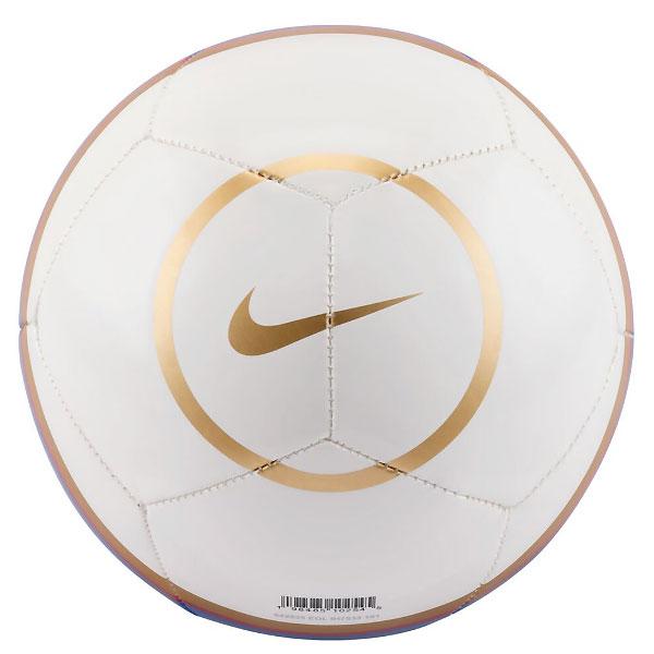 【メーカー】ナイキ（NIKE）【カテゴリー】サッカー【分類】ボール【商品説明】スキルアップに適した小さめのボール。現代的な構造に2000年代初頭の伝統的なグラフィックをプラスし、視認性を高めました。90分間ずっと優れたパフォーマンスを発揮す...