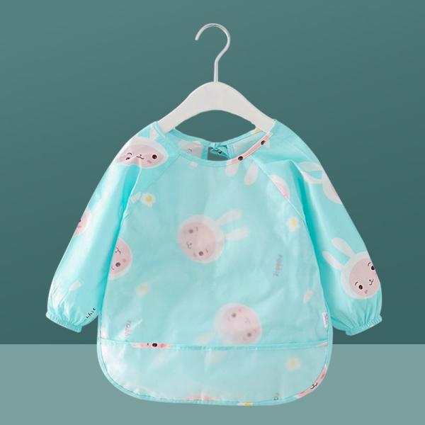 100％コットンの素材を使用して、肌触りの良さと吸湿性を合わせ持ちます。バッグに紐が付き、落ちるの心配がありません。お食事の時や料理のお手伝い、お絵かき、砂遊びなど、お洋服を汚したくない時に大活躍！