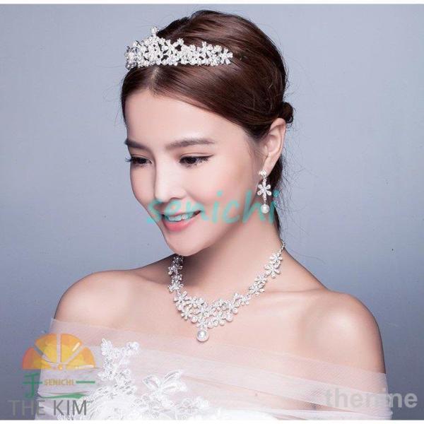 ティアラと、ネックレス＋ピアスorイヤリングのセットです。ウエディングや二次会パーティーなどに◎※ケースは付属しておりません。【サイズについて】ティアラ：直径14cm、高さ4cm【素材について】合金【使用上の注意】ティアラと、ネックレス＋イ...