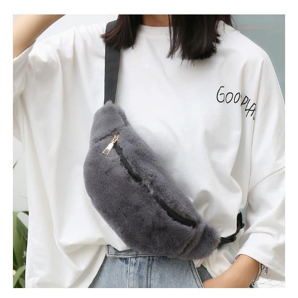 ふわふわフェイクファー＆ヒョウ柄が可愛らしいキッズ用ウエストポーチです。小物収納にぴったりのミニサイズです♪【サイズについて】上幅：31cm　高さ：16cm　下幅：20cm【素材について】ポリエステル【カラーについて】生産ロットにより柄の出...