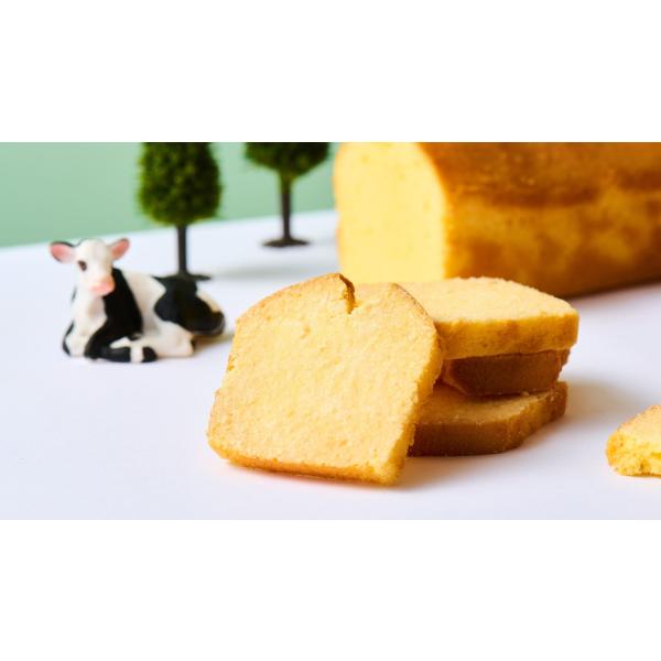 ミルク風味溢れるパウンドケーキを焼き上げ、一枚ずつカット。更にラスクに仕上げる為、もう一度オーブンへ。サクっと軽い食感と、表面のバター＆ミルクパウダーがコク深いミルク風味を演出。ミルク好きに召上っていただきたいミルクパウンドケーキのラスクで...