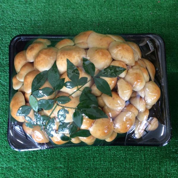 富士山の麓・朝霧高原で育ったジャンボなめこです。通常のなめこよりも大きく肉厚で、ぷるんとした食感と旨みが特長。味噌汁や鍋料理はもちろん、炒め物や天ぷらにも最適です。静岡県富士宮産の新鮮きのこを産地直送でお届けします。