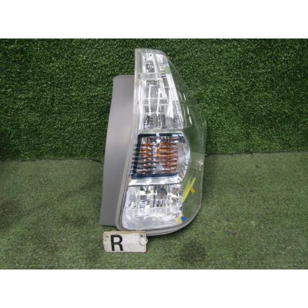 プリウスα ZVW41W 右テールランプ 右テールレンズ 47-46 81551-47140