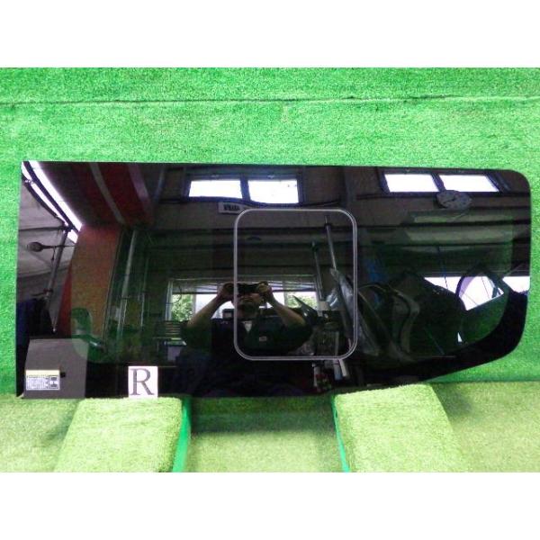 nv350 両スライドドアガラス NV350キャラバン VW2E26 右スライドドアガラス M540 82300-3XU1B 送料
