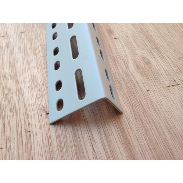 ご覧いただき誠にありがとうございます。●L型アングル●寸法：60×40×300ｍｍ●穴寸法：35mm×9mm、12mm×9mm●厚み：2mm　●カラー：アイボリー色出来る限り柔軟な対応を心がけております。何かご意見、ご要望等ございましたら、...