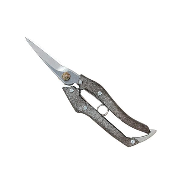 本職用の芽切鋏の要求を全て満たした鋏です。【用途】芽切り・小枝切り用。【特徴】刃はヤニやサビに強いハードクロムメッキ採用で、表面強度に優れ、汚れも落としやすいです。切刃は鏡面仕上げを施すことで、喰い込みが良く滑らかな切れ味を実現しています。...