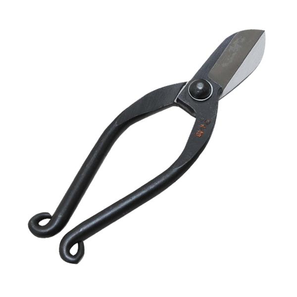 ≪用途≫花鋏。≪特徴≫刃研ぎしやすく切れ味抜群です。柄に輪が無く、大きな力を加えられます。≪仕様≫●刃の仕様：表面黒塗り。●全長：約165mm。●刃長：約45mm。●重量：約160g。●生木切断能力：9mm。●本鍛造・全鋼。≪材質≫●刃部：...