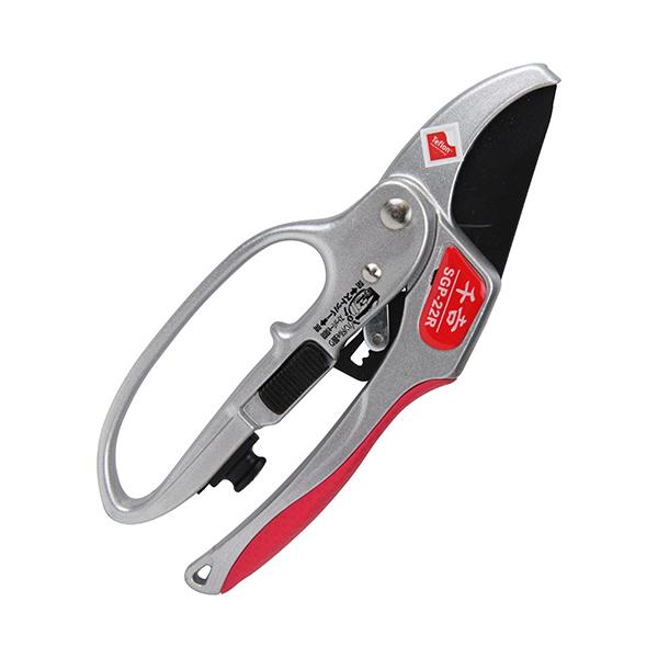 ≪用途≫庭木の剪定、整枝作業。≪特徴≫ラチェット機能式で、従来の約1/3の力で楽々切断ができます。軽量・丈夫なアルミボディを採用しています。スポンジ部分に刃物手入れ油をつけて、刃部の手入れに使える手入れツール付きです。錆び、ヤニ、汚れに強い...