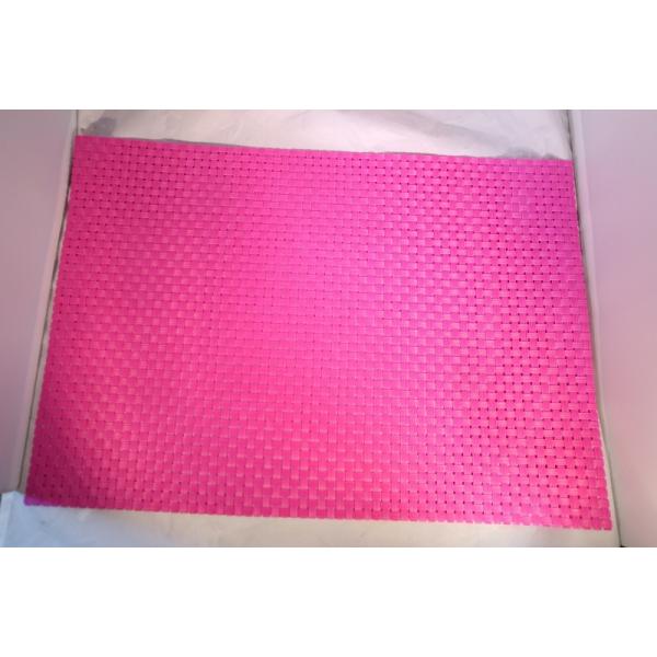 大特価！！  大量購入相談可！  在庫限り！！ピンク格子のランチョンマットです。ポリビニル100%です。鮮やかピンクなので食卓が華やかになります。繰り返しの使用が可能ですのでゴミの削減エコにも繋がります。拭き取りだけで汚れが取れ、水洗いも可...