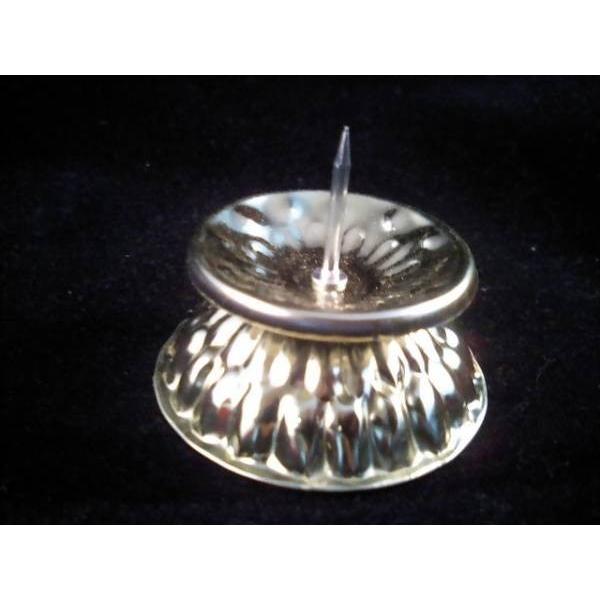 即決！！！ 　大量購入可能！！ 　人気の定番商品！！！  ブリキ菊ダルマローソク立て。　 　 キャンドル立て。　 日本製。 商品サイズは、底面約４．２ｃｍ。小さいくて軽いローソク立てです。ロウソク立て、キャンドルスタンドとして使える人気の商...