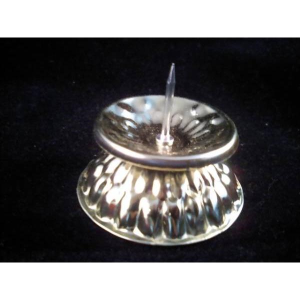 即決！！！ 　大量購入可能！！ 　人気の定番商品！！！  ブリキ菊ダルマローソク立て。　  キャンドル立て。　 日本製。 商品サイズは、底面約４．２ｃｍ。ロウソク立て、キャンドルスタンドとして使える人気の商品！！500個ぐらいでも発送は一口...