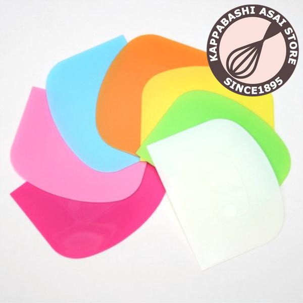 従来のアイボリーに加え、NEWカラー！ウィズシリコン【ソフト】ゴムベラ　大と同様のオリジナルカラー６色を揃えました！      ゴムベラとドレッジの色を揃えても楽しいですね♪            生地を平にしたり、生地をボールから流し込ん...