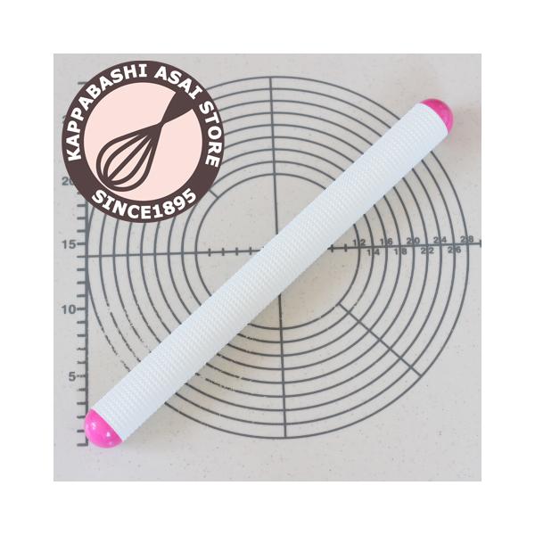 お菓子教室等で広く使用されている新考社ギザめん棒が、浅井商店オリジナルカラーで発売になりました。生地の上をカラすべりすることなくのしながら、同時にガス抜きをする、パン作りのためのめん棒です。独自のらせん配列の凸凹が、のしとガス抜きを効率よく...