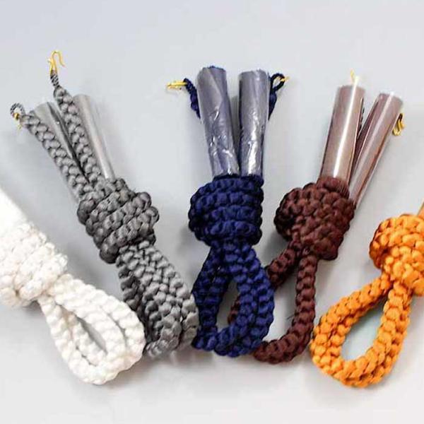 レーヨン100％ 丸組羽織紐です。使いやすいS管つきです。正絹に比べ、変色がなくお手入れ簡単。光沢もあるので見劣りもしません。長さ：約17cm　房：約6cm　