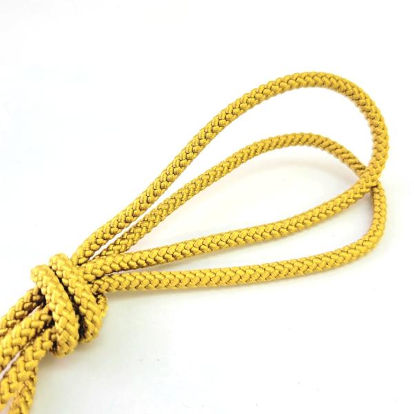・送料無料。国内自社生産。・巾約4mmのポリエステルコード（江戸打ち紐）です。・日本伝統の江戸打ち紐で、裁縫、手芸用品、和装小物の装飾に最適です。・カラー：ゴールド・巾着袋の紐やバッグ等装飾品のアクセントにも使用できます。・ポリエステル素材...