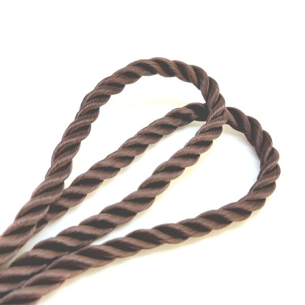 ・送料無料！国内自社生産。・巾約6mmのツイストコード（紐）です。・カラー：ディープブラウン（茶）・アクセサリーのパーツ、インテリア、バッグ等装飾品のアクセントにもご使用頂けます。＊ツイストコードは端がばらつき易い為、カットする位置にテープ...