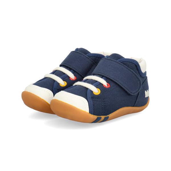 「こどもの足にいいことぜんぶ」の想いから生まれた機能性子ども靴 キャロットの国産ベビーシューズ。ムーンスター久留米工場のヴァルカナイズ製法で作られるmade  in JAPANのこだわり設計。日本製アイコンとして、踵部に久留米の工場をイメー...