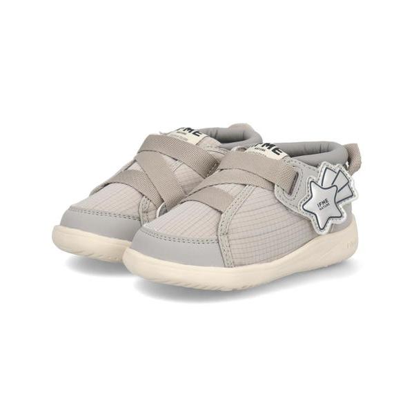 イフミーナチュレのスターモチーフシリーズ。大きなスターチャームを採用し、お子さまの小さな手でもつまみやすい設計に。温かみのあるカラーと上質な素材、イフミーならではの機能でお子さまの足の育成を応援。シックなカラーでお洋服に合わせやすく、男の子...