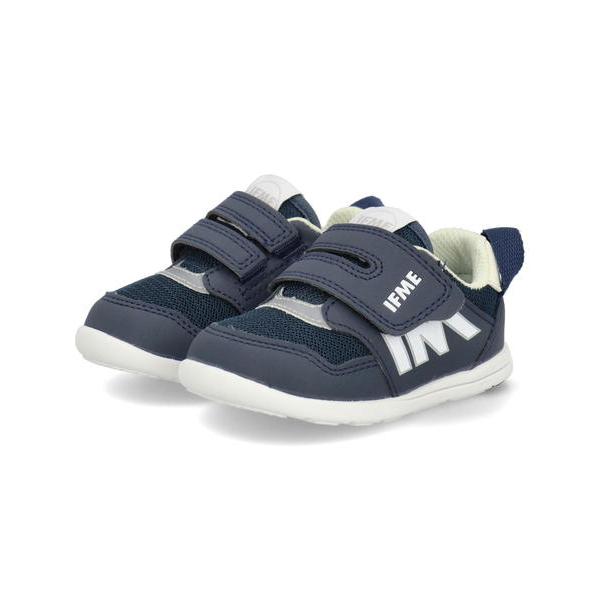 軽量設計で人気のイフミーライトシリーズ☆お子さまの足の成長と自由な動きを応援するベビーシューズです。通気性のよいメッシュ素材でムレにくいうえ、シンプルなデザインでお洋服にも合わせやすい1足。通園や公園遊び、お出かけなどマルチに活躍します。つ...