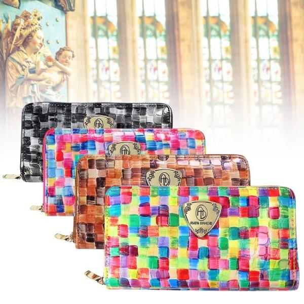 こちらの長財布は、フランスのシャルトル大聖堂の美しいステンドグラスからインスパイアされた魅力的なデザインが際立つ一品です。大聖堂のステンドグラスの鮮やかな色彩をイメージし持つだけでアートのような存在感を放ちます。素材にはビニール製を使用して...