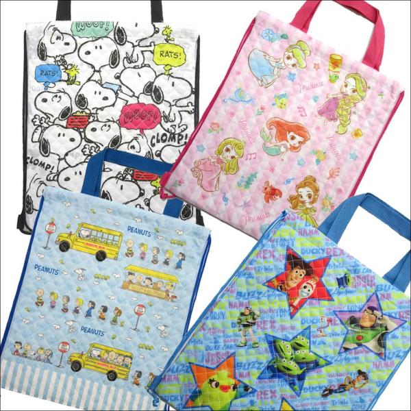 キャラクターがプリントされた保育園・幼稚園や小学校で活躍するキルティング生地ディズニープリンセス・トイストーリー・スヌーピー2柄ポケット・内側ループは付いていません。底マチはありません。アイロンで接着できる、お名前ネームが１枚付いています♪...