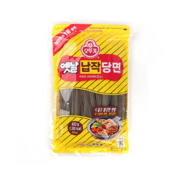 ★韓国食品・雑貨のご購入はぜひ【Asia市場】で！サイト内で税込9,000円以上のご購入で送料が無料に！(クール便代一口800円は別途かかります）■スタッフコメント平麺になっているので、普通の春雨より歯ごたえがありもっちりとしています。韓国...