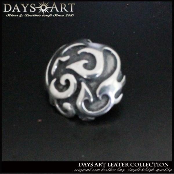 【素材】■メタル【仕様】■直径約2.0cm、厚み約0.4cm(ネジ含まず)【その他】全体にトライバル模様を刻み込んだスタイリッシュなデザインになっており、小さめサイズでサブとして２個目につけたり、ブレスレットをカスタマイズしたりと色々な用途...