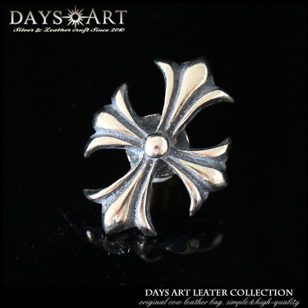 【素材】■合金【仕様】■縦約2.8cm 横約2cm 厚み約0.5cm(ネジ含まず)■ネジ口径約0.4cm【商品の特徴】クロスモチーフのメタルコンチョです。かっこいいゴシックデザインのアイアンクロスが財布やバッグのカスタムにおすすめです。裏面...