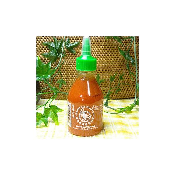 【万能チリソース】炒めご飯、春巻き、ポテトフライ、ピザ、ホットドッグ、、ラーメン、フォー、フーティウなど、なんにでも合う！使いやすいプラスチック容器タイプ★■原材料：唐辛子、ガーリック、砂糖、酸味料(クエン酸)、増粘剤(キサンタンガム)、調...