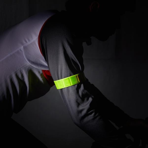 M社のリフレクション高反射リフレクト素材を使用した、アームバンドです。車のヘッドライト等に反射し、ドライバーの視認性を向上させます。2.5ｃｍ単位で、カットすることが出来るので、腕や脚はもちろんヘルメットやカバン等にも太さに併せて長さを調整...