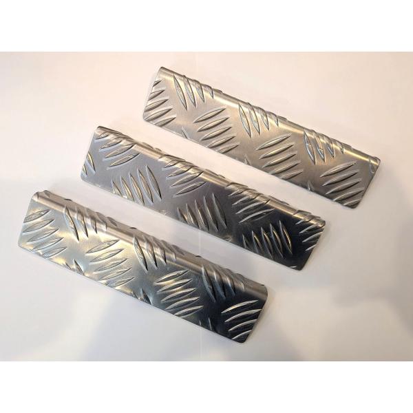 現場で綺麗なステンレス製のサイドバンパーに足を乗せられキズに・・・そんな悲しい経験がある方にお勧めです。足を乗せられる箇所に取り付けしてください。【サイズ】　約15ｍｍ×約45ｍｍ×長さ200ｍｍ　板の厚み　薄い所で約2.5ｍｍ　　　　　　...