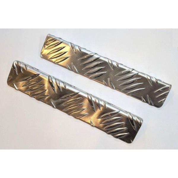 現場で綺麗なステンレス製のサイドバンパーに足を乗せられキズに・・・そんな悲しい経験がある方にお勧めです。足を乗せられる箇所に取り付けしてください。幅狭タイプ【サイズ】　約15ｍｍ×約35ｍｍ×長さ200ｍｍ　板の厚み　薄い所で約2.5ｍｍ　...