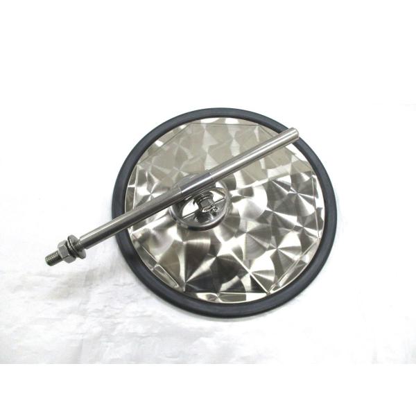 裏面の立体的なフォルムが目立つ！【サイズ】　225mmφ　ステーの長さ：約200ｍｍ（ネジ部含まず）【取り付け可能サイズ】　約19〜30mmφの純正ミラーステーに適合【裏面】　ウロコタイプ【注意事項】・裏面はウロコタイプですのでご注意下さい...