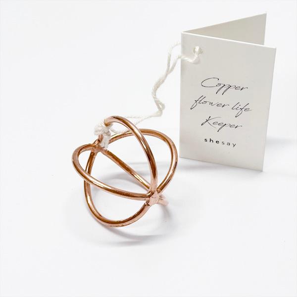 花瓶で飾るお部屋のお花を長く楽しみたい…そんな願いから生まれたボールです。格子状なので、お花を生ける際にちょっとした支えにもなる、優れたアイテム。10円玉を花瓶に入れると切り花が長持ちすると言われています。銅が水中に溶けると銅イオンになり、...