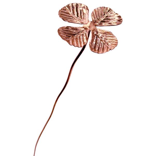 水草のウォータークローバーをイメージして作ったコッパ―スティック。リアルな見た目なので、使っていない時にはそのまま飾ってインテリアにも。小さな花瓶に挿して使うことはもちろん、大きな花瓶に入れて水に浸けてご使用いただけます。10円玉を花瓶に入...