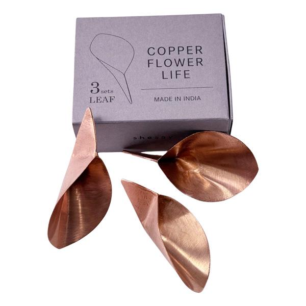 花瓶で飾るお部屋のお花を長く楽しみたい…そんな願いから生まれたリーフ型コッパーシリーズです。10円玉を花瓶に入れると切り花が長持ちすると言われています。銅が水中に溶けると銅イオンになり、細菌の繁殖を抑えて、切り口の腐敗・傷みを防ぐ働きをしま...