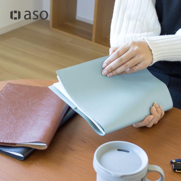 使いやすさにこだわったシンプル構造のノートカバー。ノートを固定しやすいよう見返し部分の片方は幅を広くしています。また、持ち運びしやすいよう約115gと軽量に仕上げております。ノートカバーだけでなく、B5サイズのスケジュール帳カバーとしてもご...